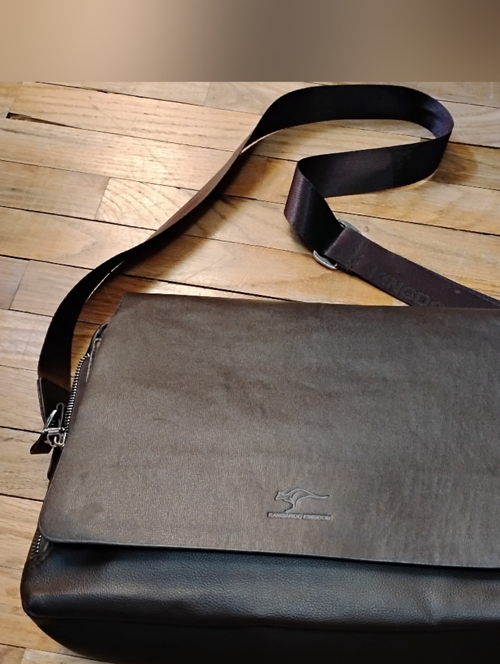 Kangaroo Kingdom Brown Leather Mens Messenger Bag. - Picture 2 of 12